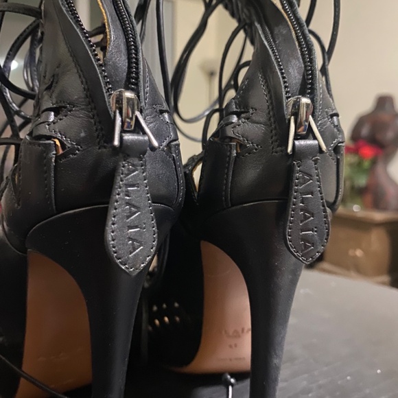 SUPER RARE ALAÏA Woven cut-out lace up sandals - Picture 10 of 12